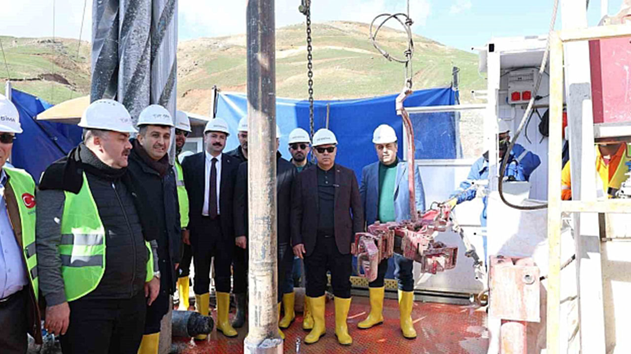 Foto - Ağrı'nın altında devasa rezerv! Yerin 720 metre altında keşfedildi, oluk oluk akıyor