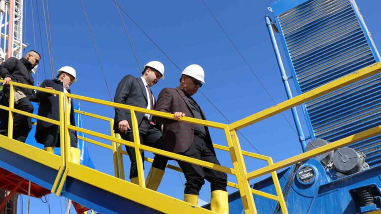 Foto - Ağrı'nın altında devasa rezerv! Yerin 720 metre altında keşfedildi, oluk oluk akıyor