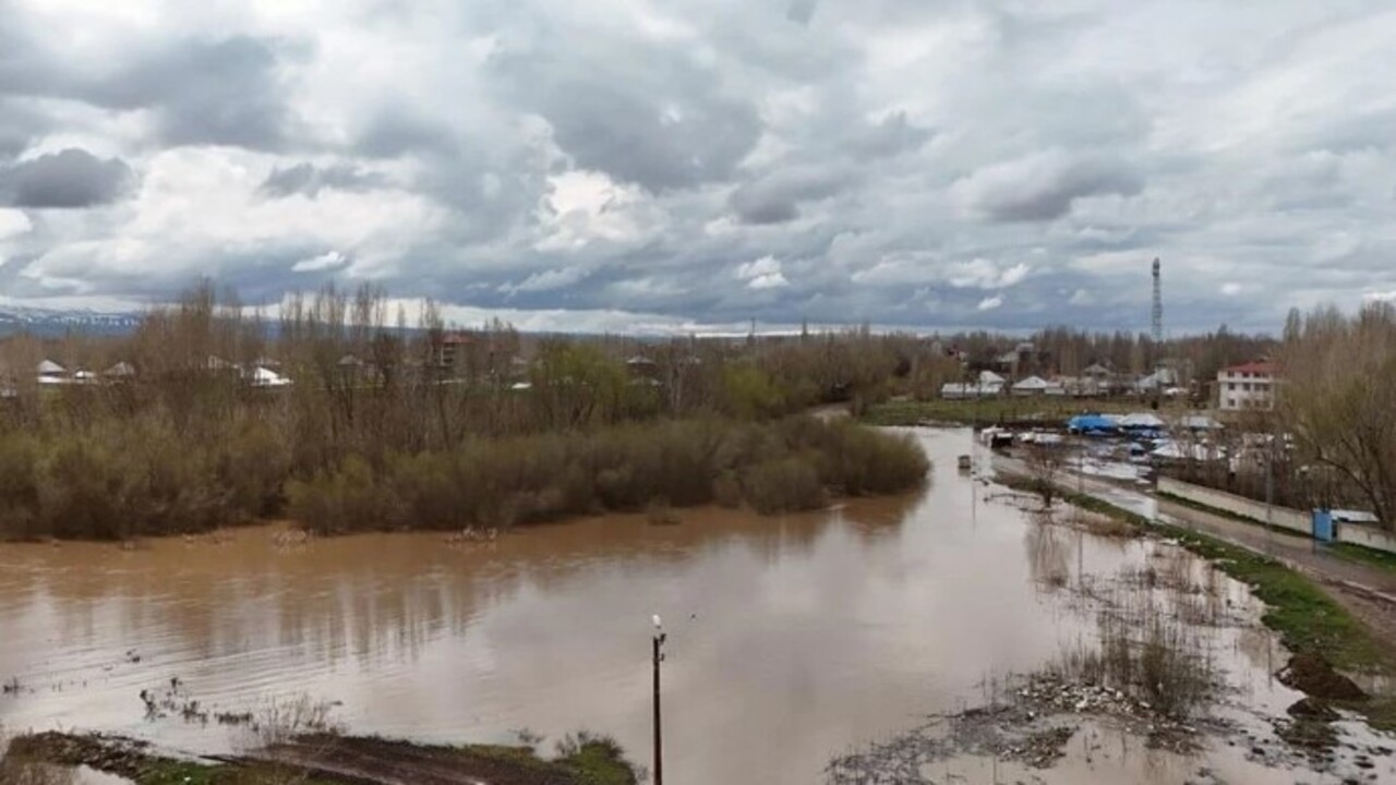 Foto - Ağrı’nın o ilçesi perişan halde! Yağmur sonrası dere taştı evler su altında kaldı