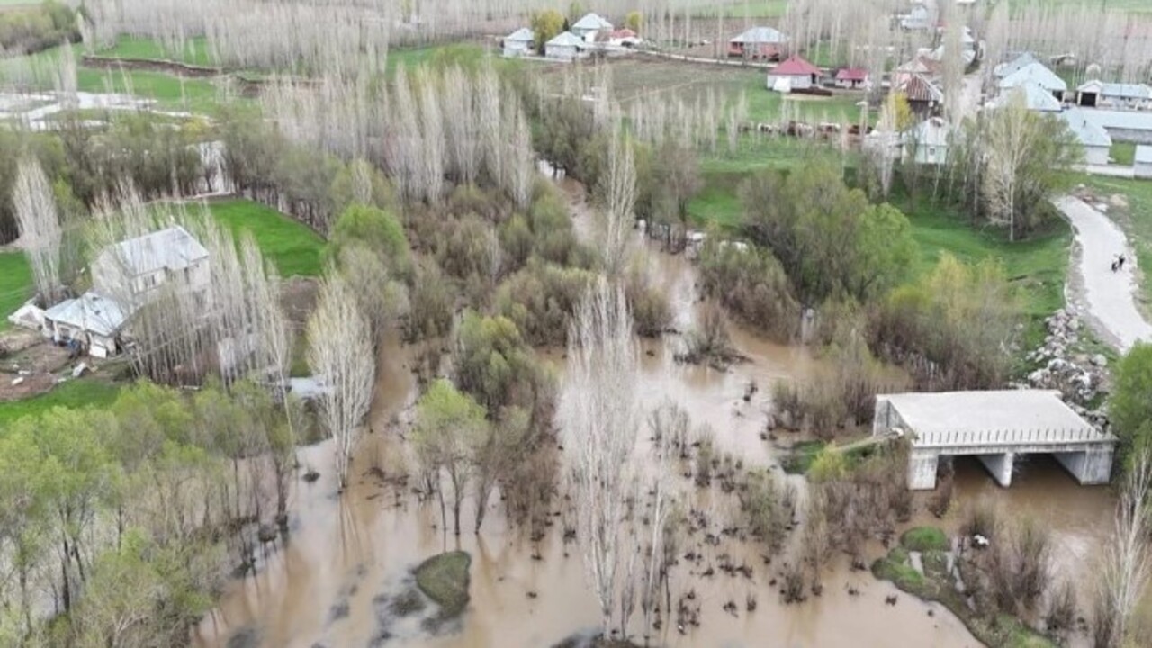 Foto - Ağrı’nın o ilçesi perişan halde! Yağmur sonrası dere taştı evler su altında kaldı
