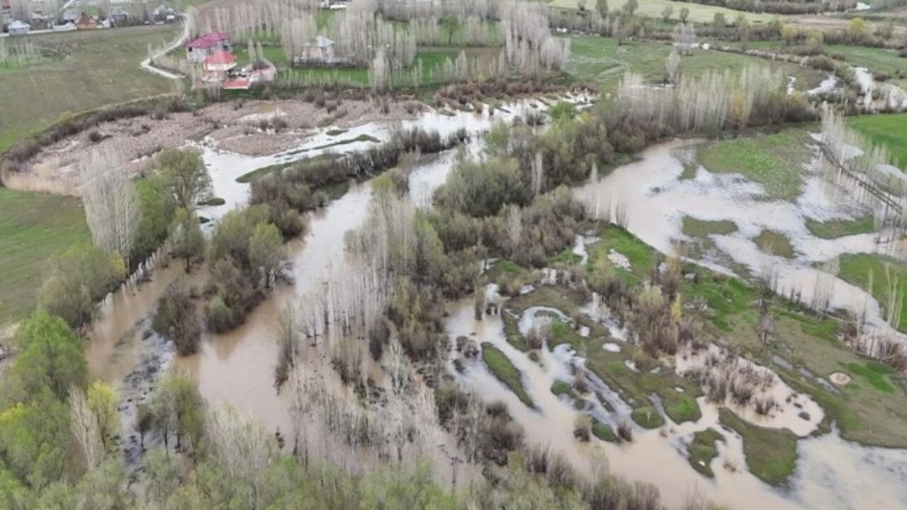 Foto - Ağrı’nın o ilçesi perişan halde! Yağmur sonrası dere taştı evler su altında kaldı