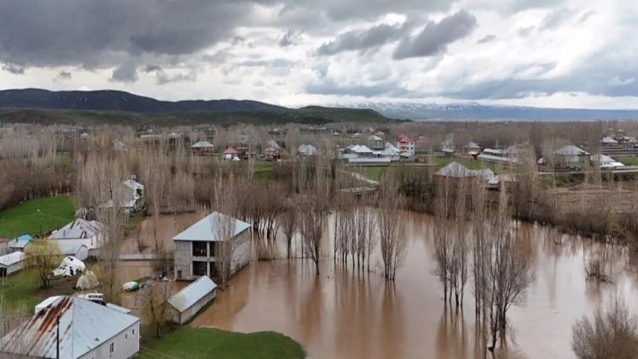 Foto - Ağrı’nın o ilçesi perişan halde! Yağmur sonrası dere taştı evler su altında kaldı