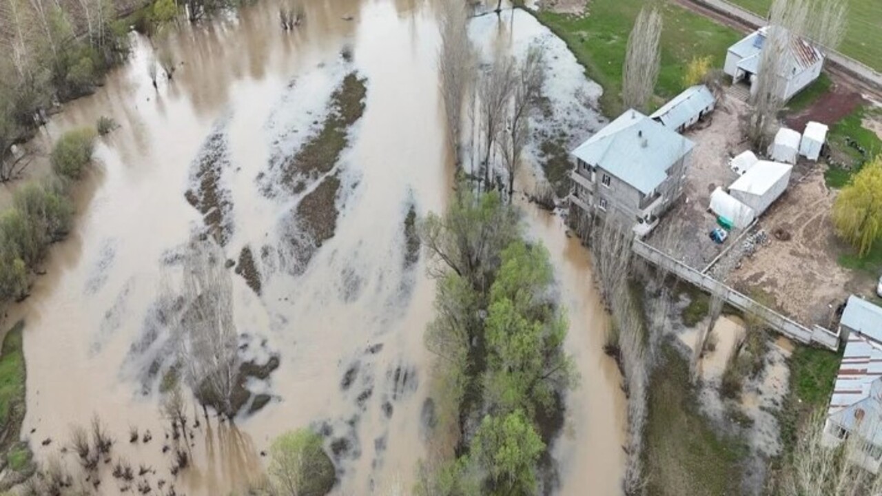 Ağrı’nın o ilçesi perişan halde! Yağmur sonrası dere taştı evler su altında kaldı