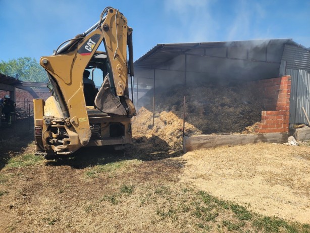 Foto - Ahır küle döndü hayvanlar yanarak telef oldu