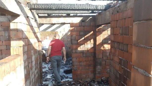 Foto - Ahır yangınında küçükbaş hayvanlar telef oldu