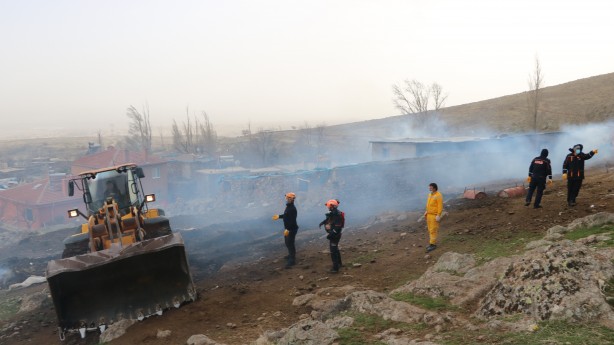 Foto - Ahırda çıkan yangında 171 kuzu telef oldu