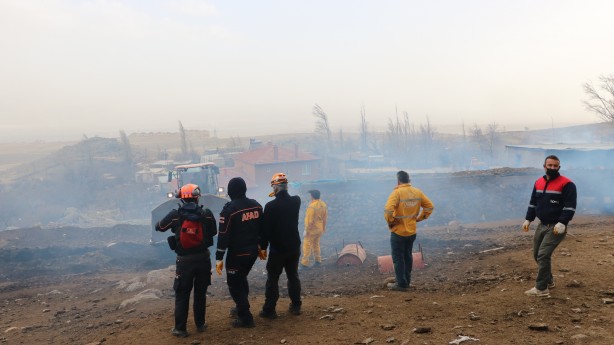 Foto - Ahırda çıkan yangında 171 kuzu telef oldu