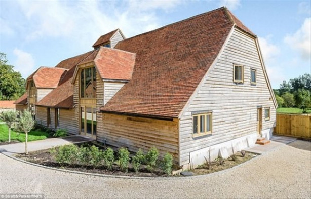 Foto - Ahırı eve dönüştürdü!