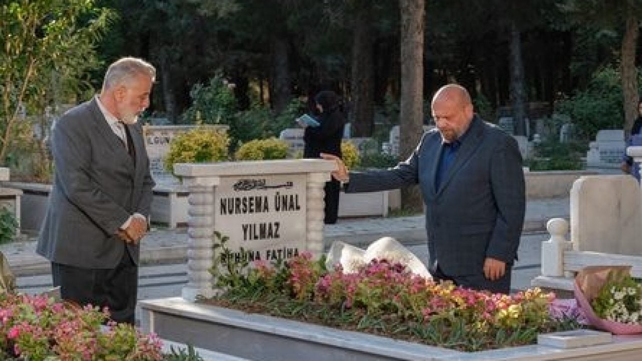 Foto - Ahlaksız dizi Kızılcık Şerbeti'nde izleyiciyle dalga geçen reyting oyunu! Önce mezarını gösterdiler, şimdi ise…