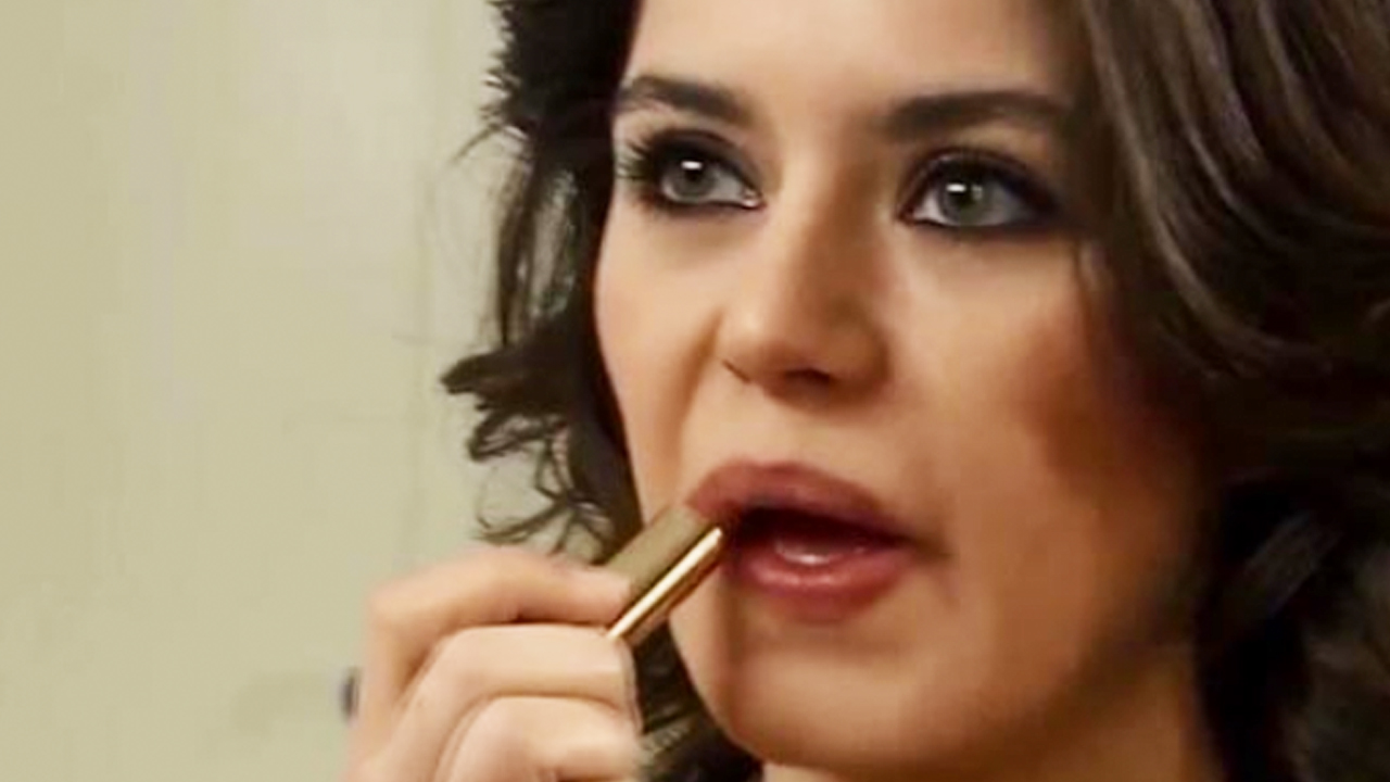 Ahlaksız dizilerin oyuncusu Beren Saat yine şaşırtmadı! Bu öğrenciler değil mi polise asit atan Beren!