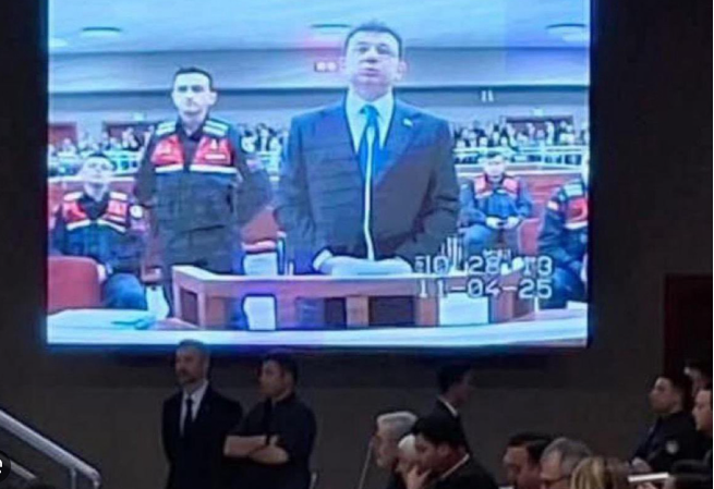 Foto - Ahlaksız, yalancının, sahtekarın tekisin, Ekrem