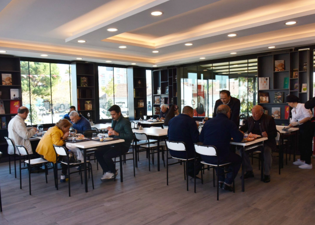 Foto - Ahlaksız, yalancının, sahtekarın tekisin, Ekrem