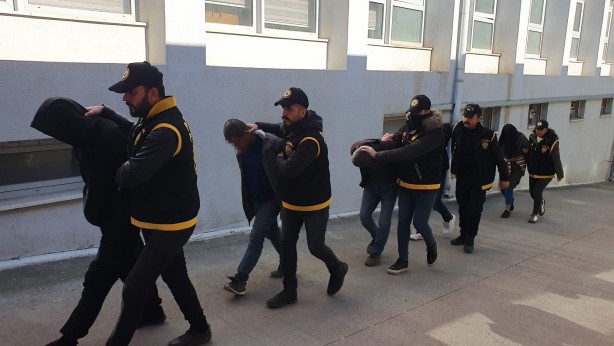 Ahlaksızlar! Depremzedelerin terk ettiği evleri soyan hırsızlar enselendi