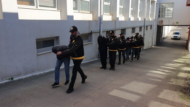 Foto - Ahlaksızlar! Depremzedelerin terk ettiği evleri soyan hırsızlar enselendi