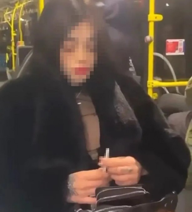 Foto - Ahlaksızlar metrobüste öyle bir şey yaptı ki! Görenler gözlerine inanamadı!