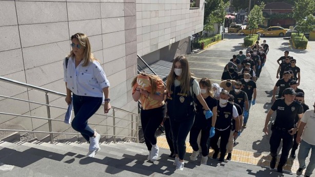 Foto - Ahlaksızlığa geçit yok! Reziller suratlarını böyle kapattı