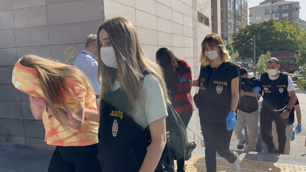 Ahlaksızlığa geçit yok! Reziller suratlarını böyle kapattı