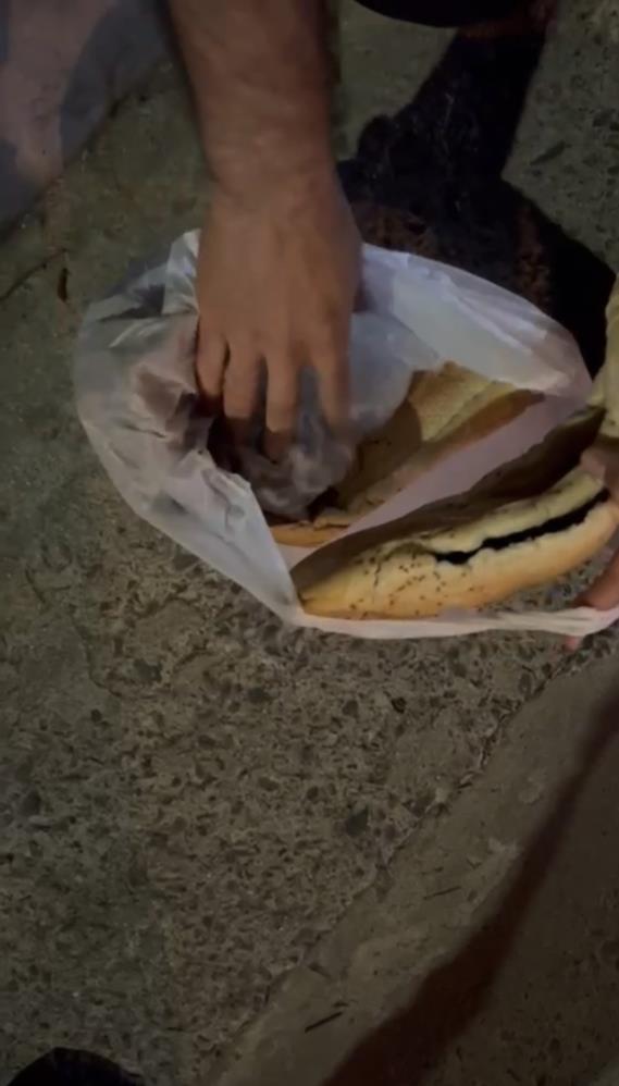 Foto - Ahlaksızlıkta son nokta! Ekmeğin içine bile bakın ne koymuşlar