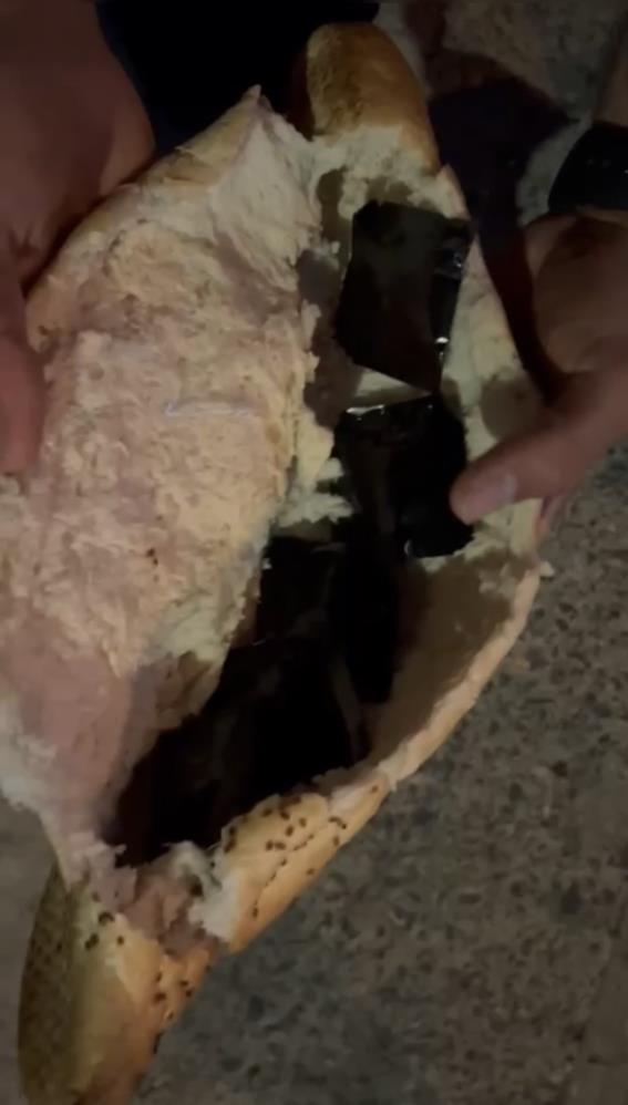 Foto - Ahlaksızlıkta son nokta! Ekmeğin içine bile bakın ne koymuşlar