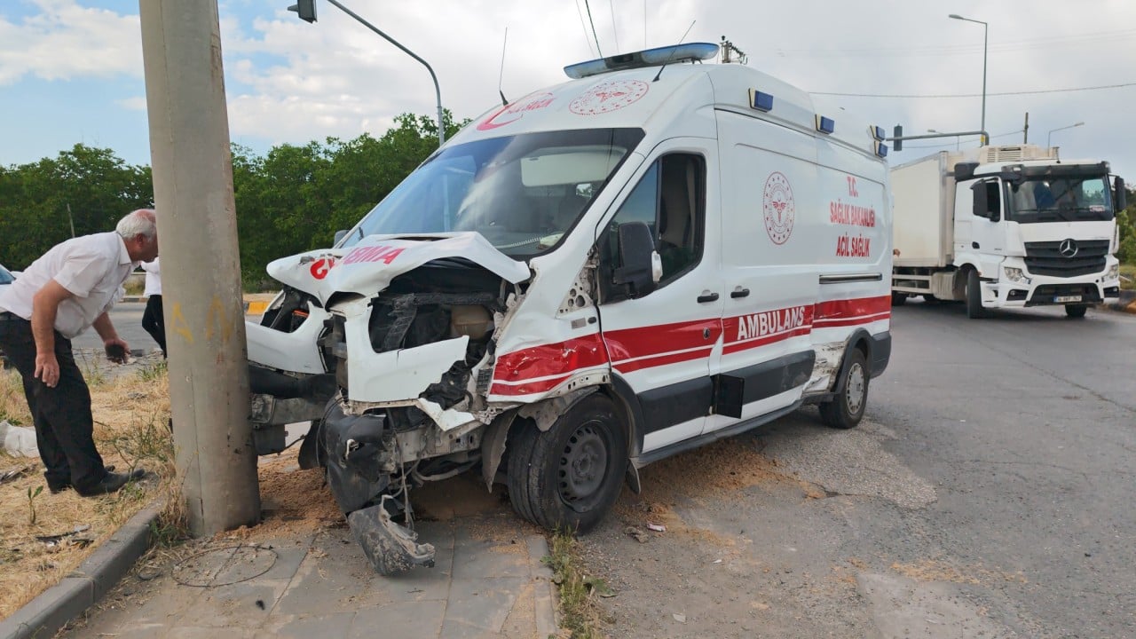 Ahlat’ta feci çarpışma! Kavşakta ambulans ile otomobil çarpıştı, 10 yaralı var!