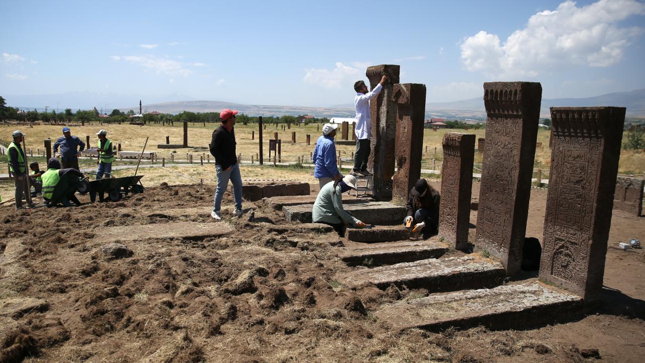 Ahlat'ta yeni keşif yapıldı: 16 mezar gün yüzüne çıkarıldı