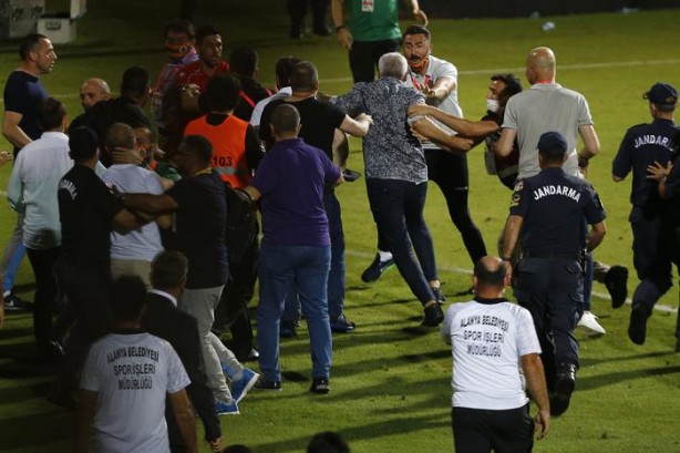 Ahmet Ağaoğlu çılgına döndü! Sahaya dalıp vurmaya kalktı