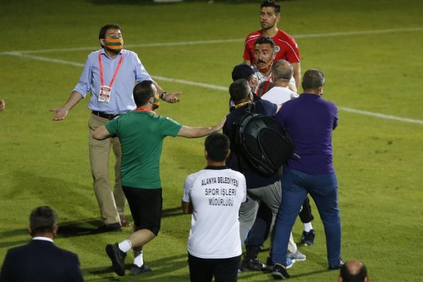 Foto - Kritik Alanya deplasmanında galibiyeti son saniyelerde yediği golle kaçıran Trabzonspor'da Başkan Ahmet Ağaoğlu, 90 dakikanın sona ermesiyle çılgına döndü.