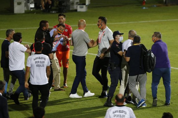 Foto - Ahmet Ağaoğlu çılgına döndü! Sahaya dalıp vurmaya kalktı