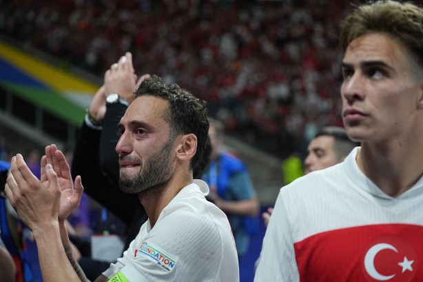 Foto - Ahmet Çakar o hakem bozuntusuna verdi veriştirdi! UEFA, Bozkurt’u bırak buna bak istersen…