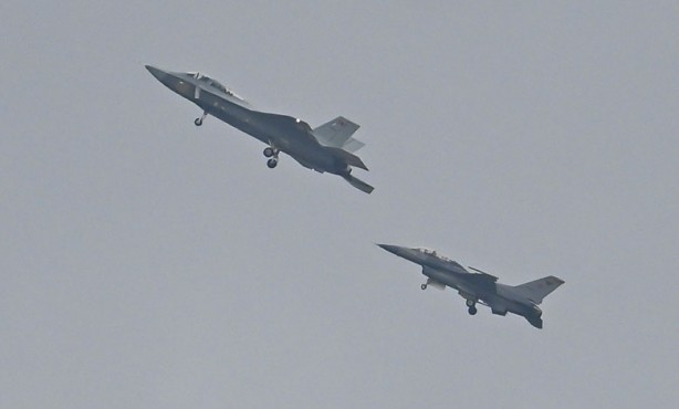 Foto - Ahmet Hakan’dan dikkat çeken "KAAN" çıkışı: "İlk önce kalorifer peteği gibi bir şey göstererek bizi keklediler!" "Bomba atmıyor, tekeri kapanmıyor. Böyle uçak mı olur?"