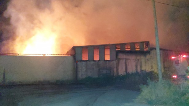 Foto - Ahşap imalathanesinde yangın