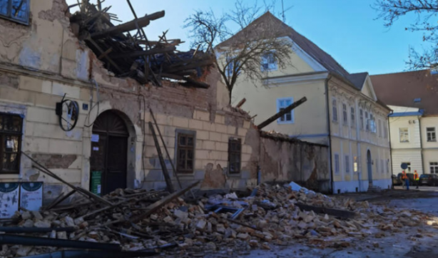 Foto - Ajanslar görüntüleri son dakika olarak geçti! 6.3 şiddetindeki deprem Avrupa'da yıkıma neden oldu