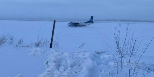 Foto - Ajanslar "son dakika" koduyla duyurdu! Yolcu uçağı nehre indi