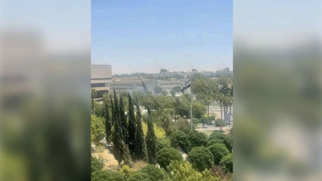 Foto - Ajanslar son dakika koduyla servis ediyor! Suriye Cumhurbaşkanlığı Sarayı ve Genelkurmay Başkanlığı vuruldu