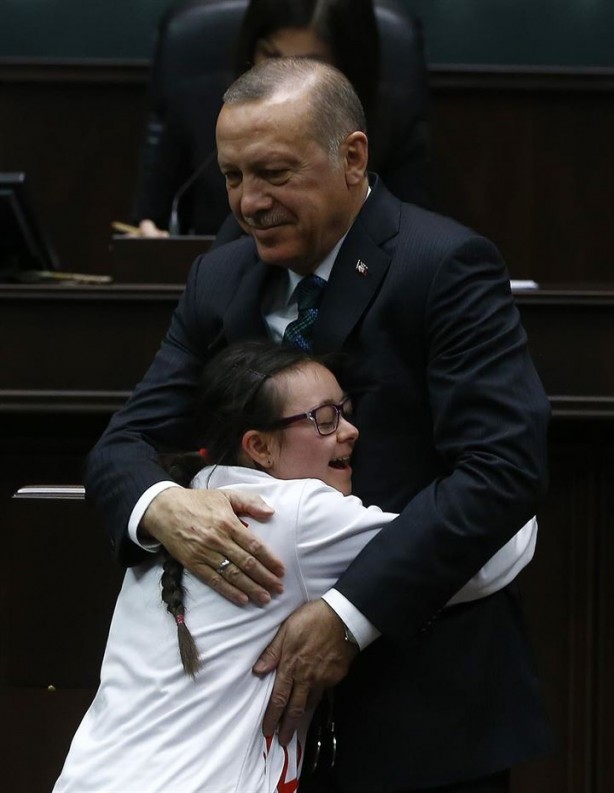 Foto - AK Parti Grup Toplantısında koşup Cumhurbaşkanı Erdoğan'a sarıldılar