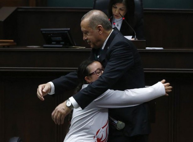 Foto - AK Parti Grup Toplantısında koşup Cumhurbaşkanı Erdoğan'a sarıldılar