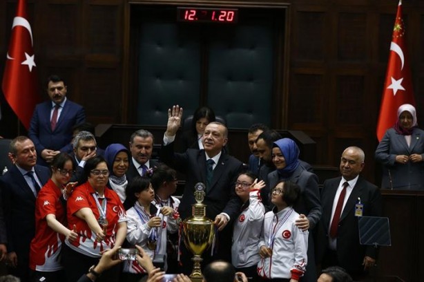 Foto - AK Parti Grup Toplantısında koşup Cumhurbaşkanı Erdoğan'a sarıldılar