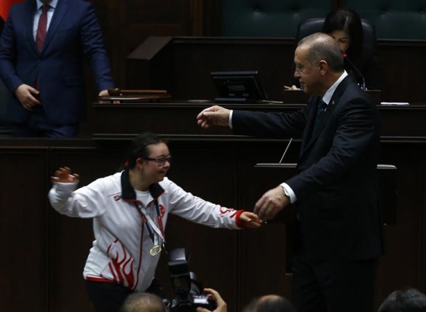 Foto - AK Parti Grup Toplantısında koşup Cumhurbaşkanı Erdoğan'a sarıldılar