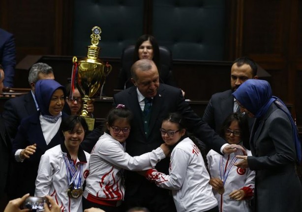 AK Parti Grup Toplantısında koşup Cumhurbaşkanı Erdoğan'a sarıldılar