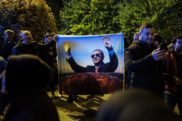 Foto - AK Parti İl Başkanlığında vatandaşların heyecanlı bekleyişi sürüyor