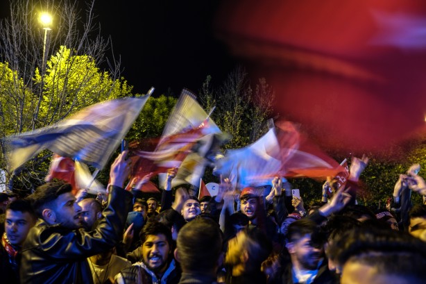 Foto - AK Parti İl Başkanlığında vatandaşların heyecanlı bekleyişi sürüyor