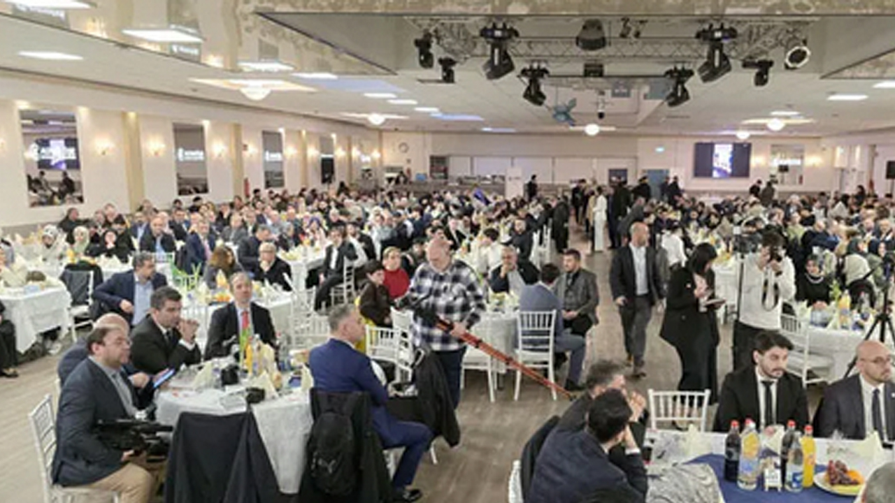 Foto - AK Parti MKYK üyesi Mesut Özil, Almanya'da sahaya indi! Yoğun ilgi… Bağrına bastılar…