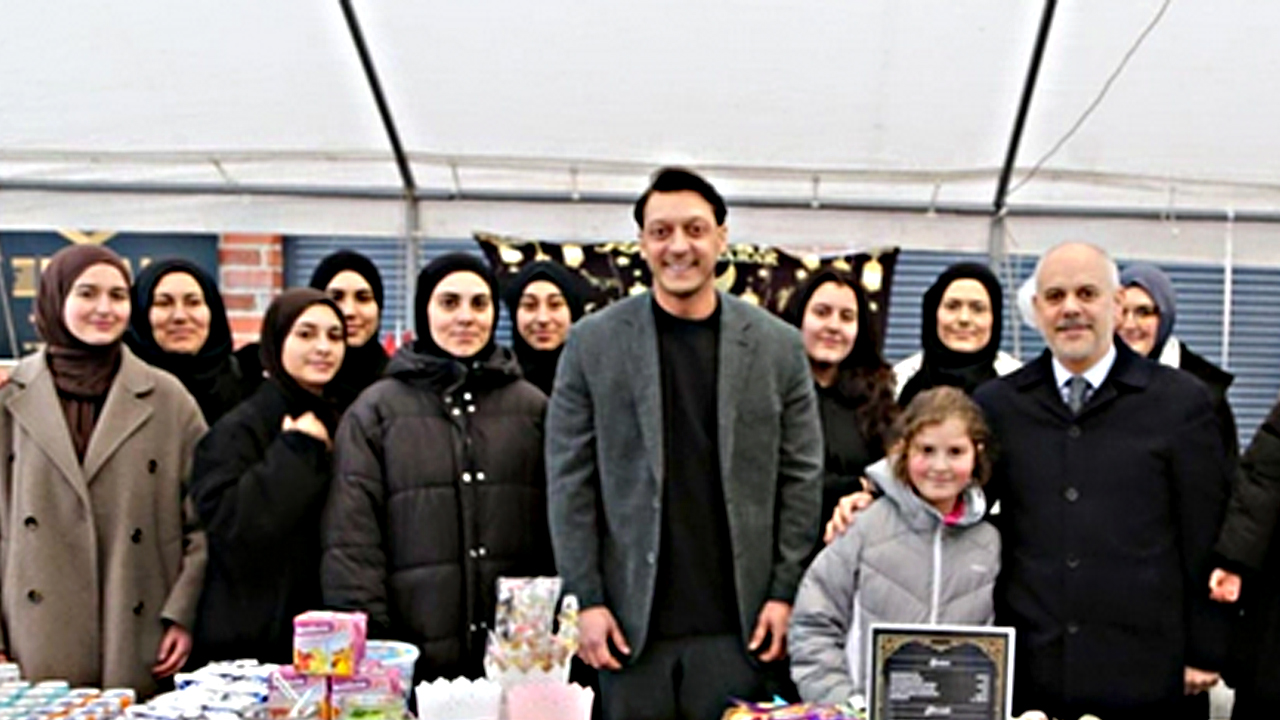 AK Parti MKYK üyesi Mesut Özil, Almanya'da sahaya indi! Yoğun ilgi… Bağrına bastılar…