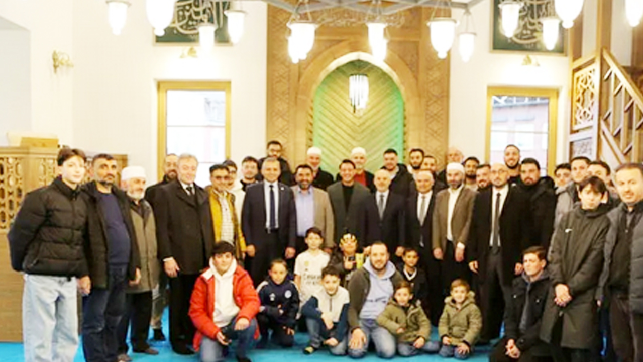 Foto - AK Parti MKYK üyesi Mesut Özil, Almanya'da sahaya indi! Yoğun ilgi… Bağrına bastılar…