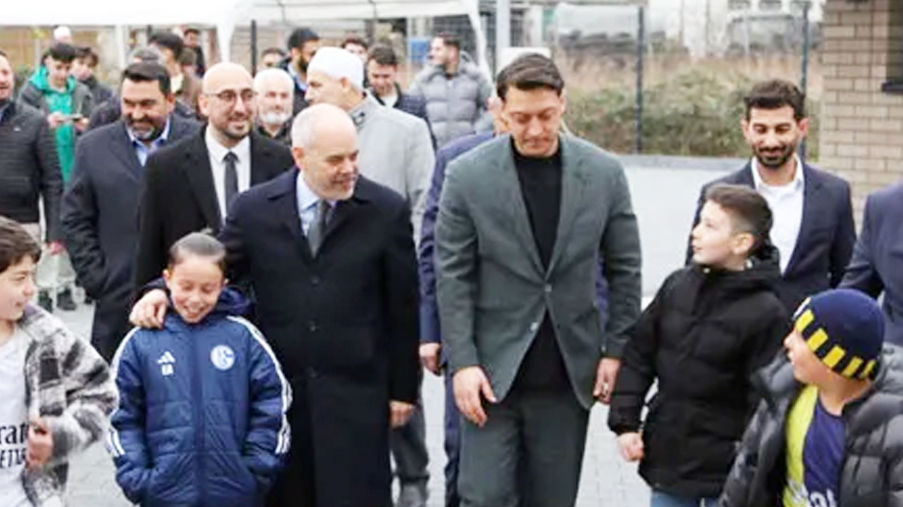 Foto - AK Parti MKYK üyesi Mesut Özil, Almanya'da sahaya indi! Yoğun ilgi… Bağrına bastılar…