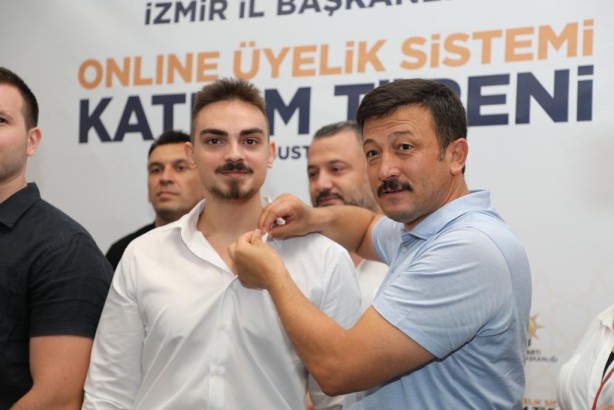 AK Parti’de online üyelere rozetleri takıldı