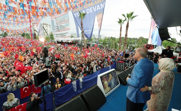 AK Parti'den gövde gösterisi! Kalabalığı gören Cumhurbaşkanı Erdoğan: Gümbür gümbür sandığa gidiyoruz