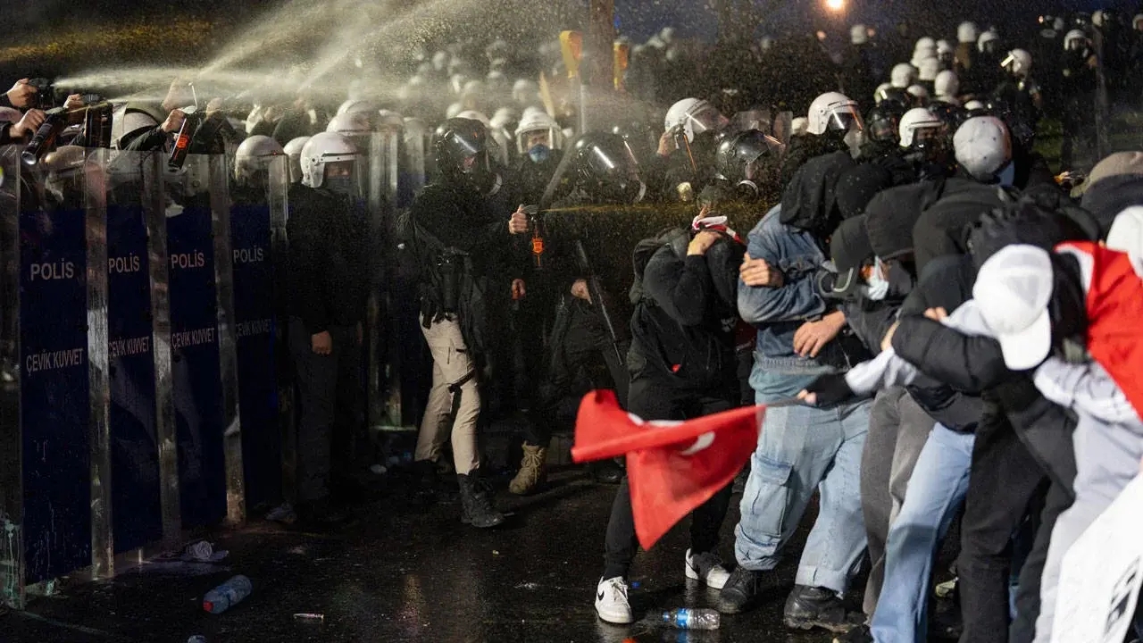 Foto - AK Partililer bile böyle bombalamamıştı! Yılmaz Özdil’den, İBB gösterilerinde tutuklanan öğrenciler için olay sözler