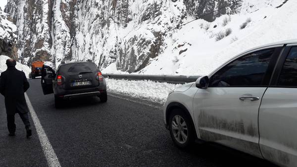 AK Partililer Hakkari'de felaketten son anda kurtuldu!