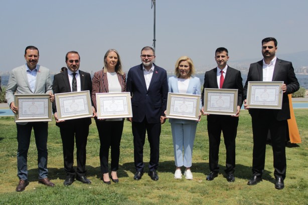 AK Parti’nin İzmir Milletvekilleri mazbatalarını aldı